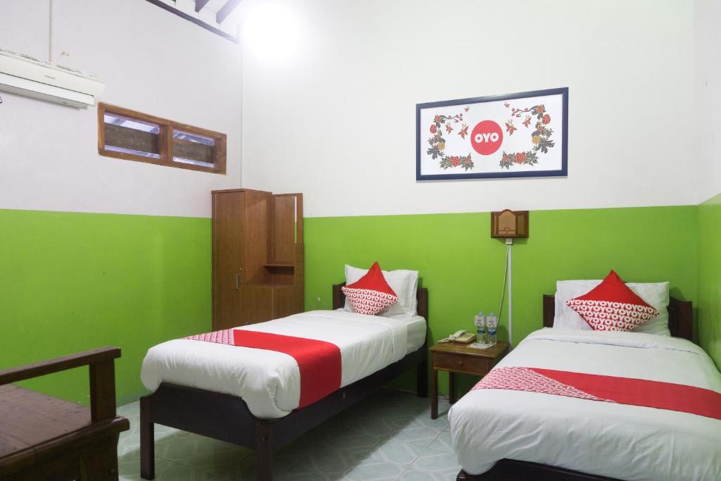 Postel nebo postele na pokoji v ubytování Super OYO 942 Srikandi Hotel