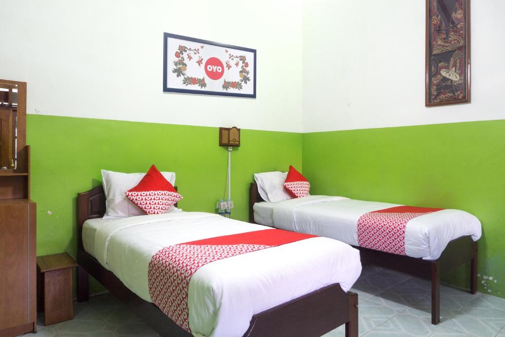 Postel nebo postele na pokoji v ubytování Super OYO 942 Srikandi Hotel
