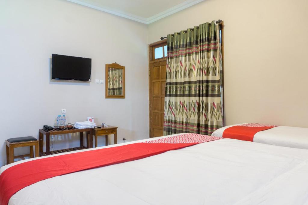 Postel nebo postele na pokoji v ubytování Super OYO 942 Srikandi Hotel