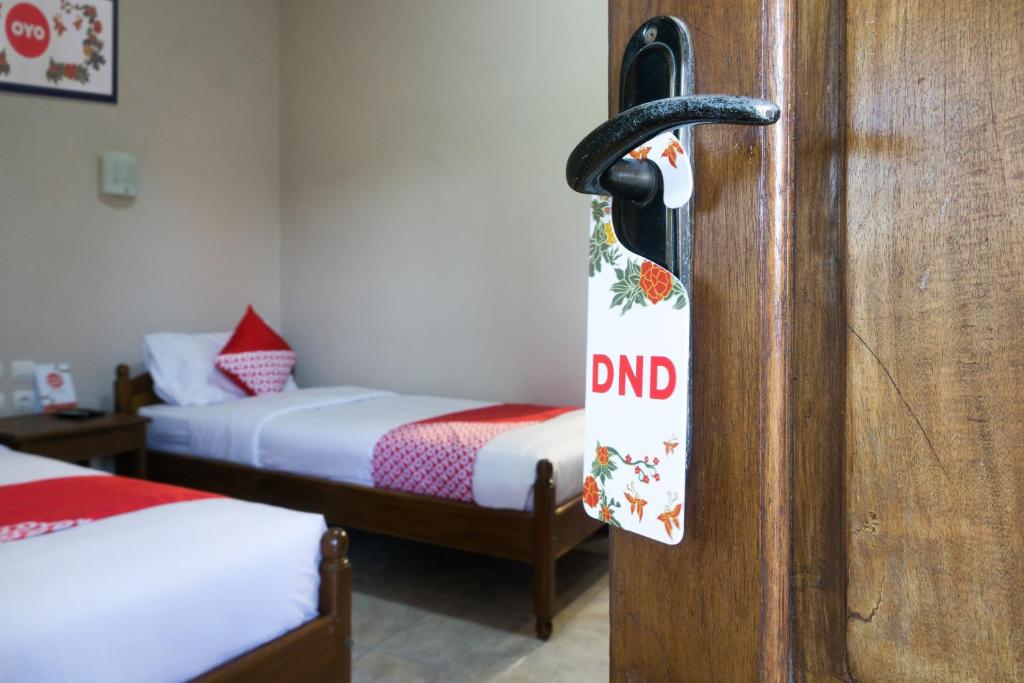 Postel nebo postele na pokoji v ubytování Super OYO 942 Srikandi Hotel