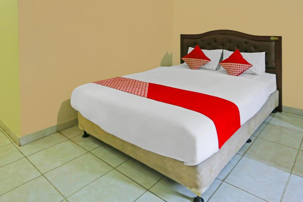 Postel nebo postele na pokoji v ubytování Super OYO 3978 Hotel Danau Indah