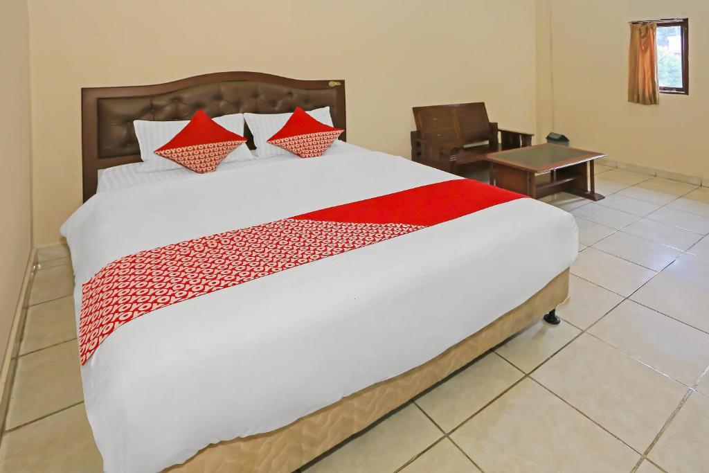 Postel nebo postele na pokoji v ubytování Super OYO 3978 Hotel Danau Indah