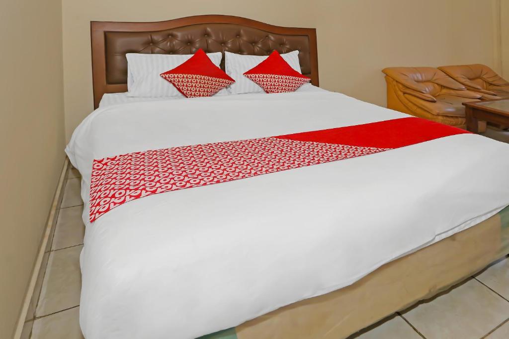 Postel nebo postele na pokoji v ubytování Super OYO 3978 Hotel Danau Indah