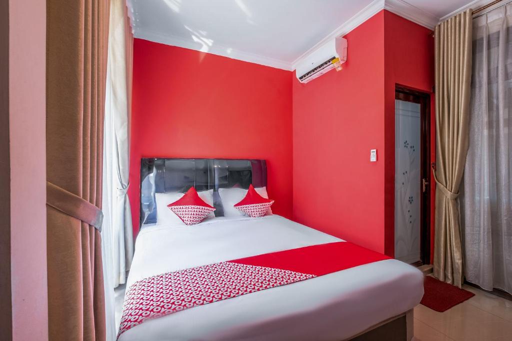 Postel nebo postele na pokoji v ubytování OYO Collection O 1032 Rahayu Residence Syariah