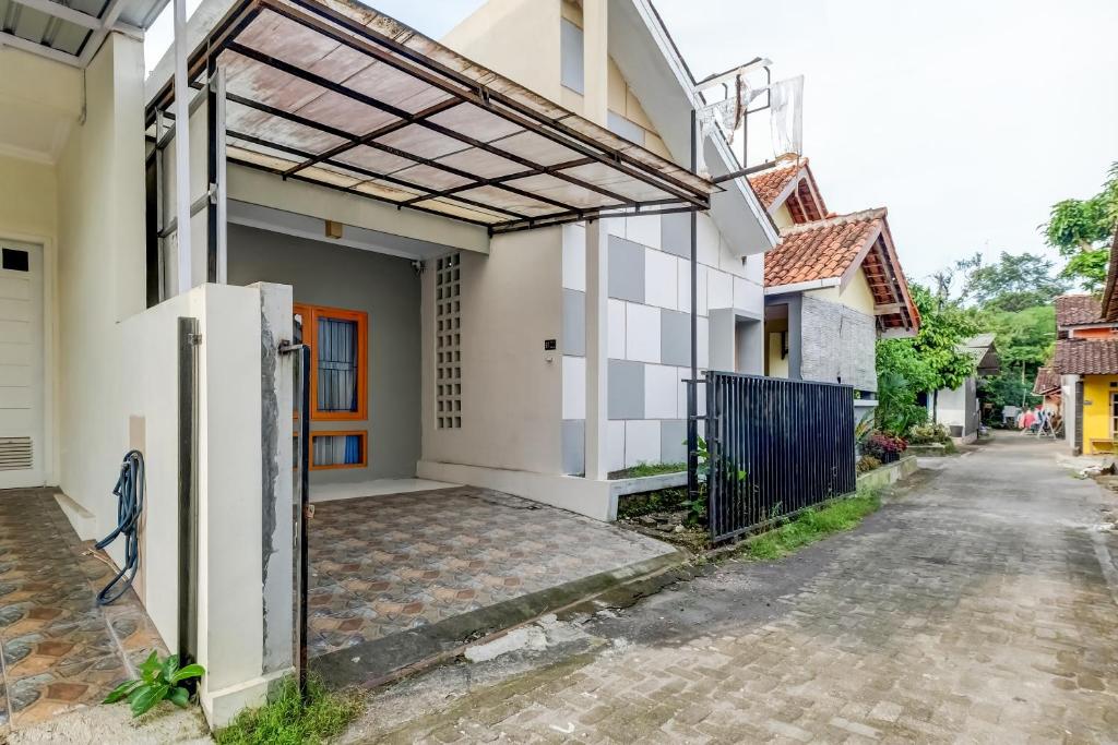 OYO Life 91239 Kost Rosandy House Yogyakarta - Hizvo