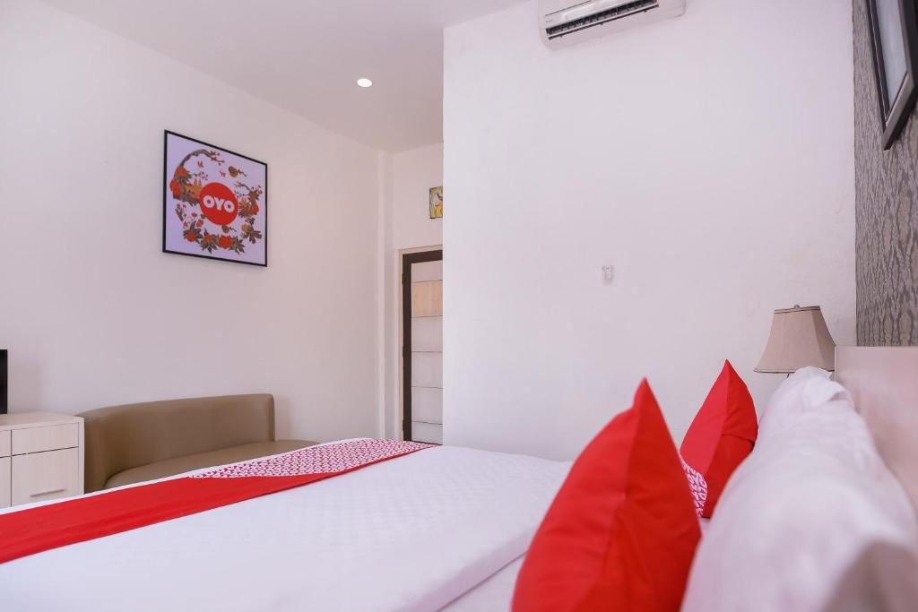 Postel nebo postele na pokoji v ubytování Capital O 854 Ub Caisar Hotel