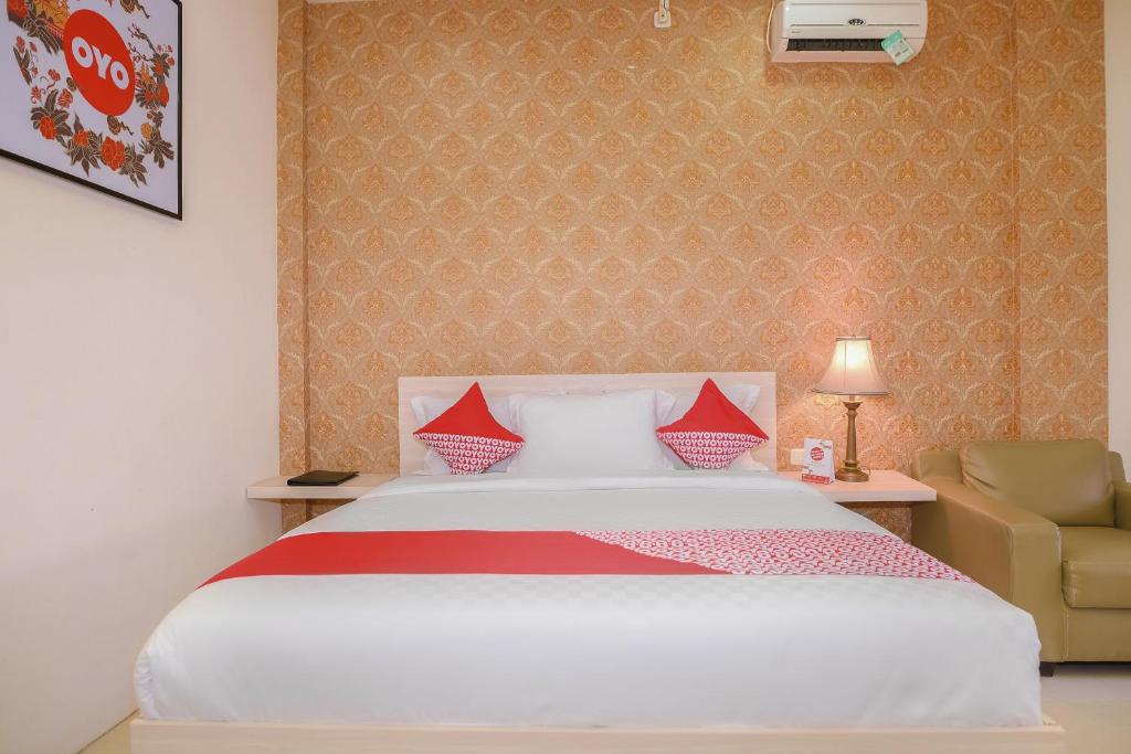 Postel nebo postele na pokoji v ubytování Capital O 854 Ub Caisar Hotel