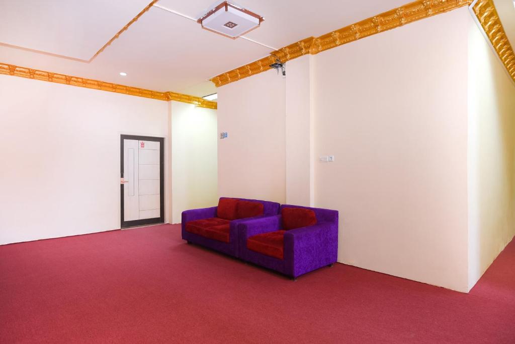 Posezení v ubytování Capital O 854 Ub Caisar Hotel