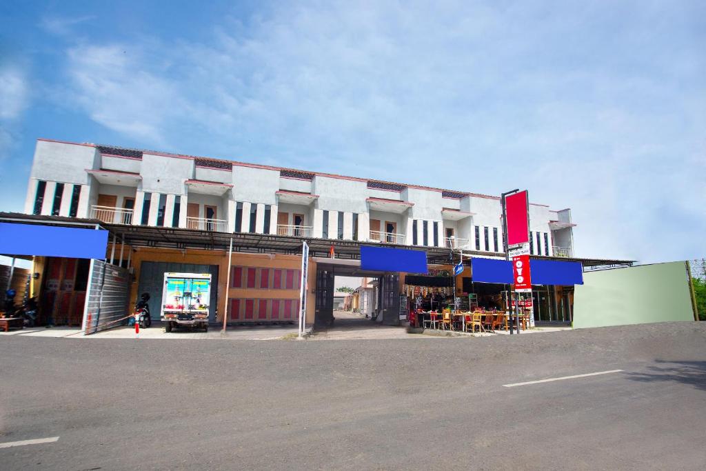 a building on the side of a street at Hotel O Griya Annisa in Tegal