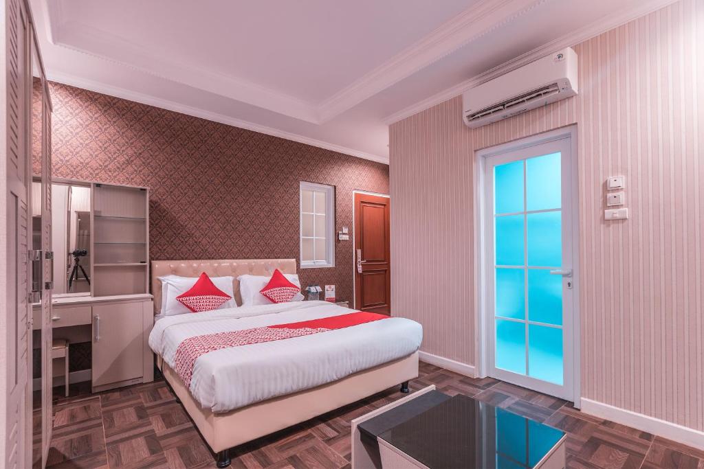 Postel nebo postele na pokoji v ubytování Super OYO Capital O 371 Kwitang Guest House