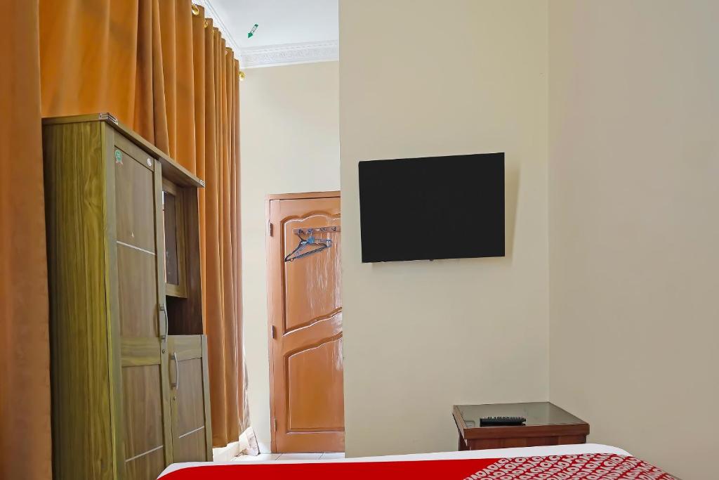 TV a/nebo společenská místnost v ubytování OYO 335 Wisma Empat Lima Syariah