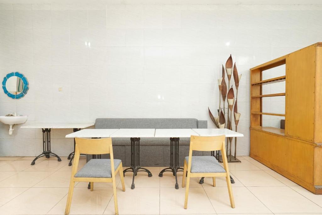 Posezení v ubytování OYO 425 Mojokerto Guesthouse