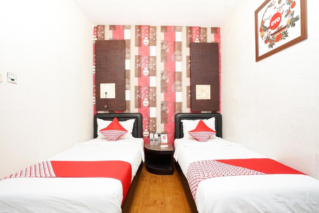 Postel nebo postele na pokoji v ubytování OYO 425 Mojokerto Guesthouse