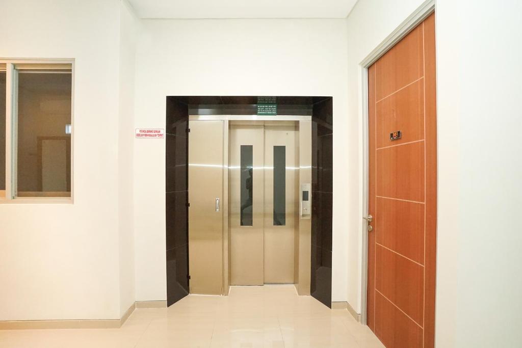 Fotografie z fotogalerie ubytování Super OYO Capital O 614 Graha 8 Syariah v destinaci Surabaja