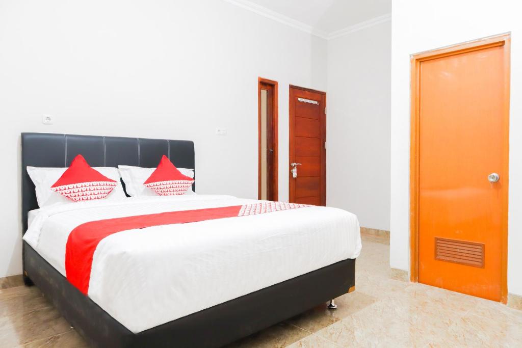 Postel nebo postele na pokoji v ubytování OYO 1519 Axl Residence
