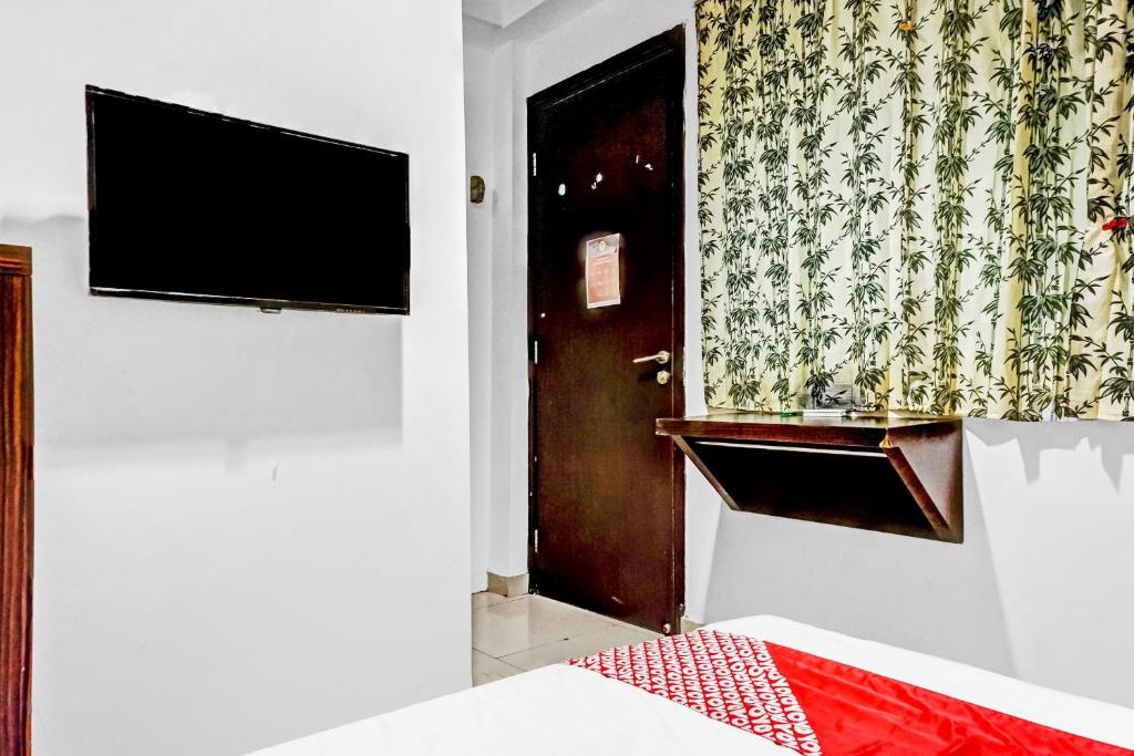 Sjónvarps- og/eða afþreyingartæki á Super OYO 90692 Point Hostel