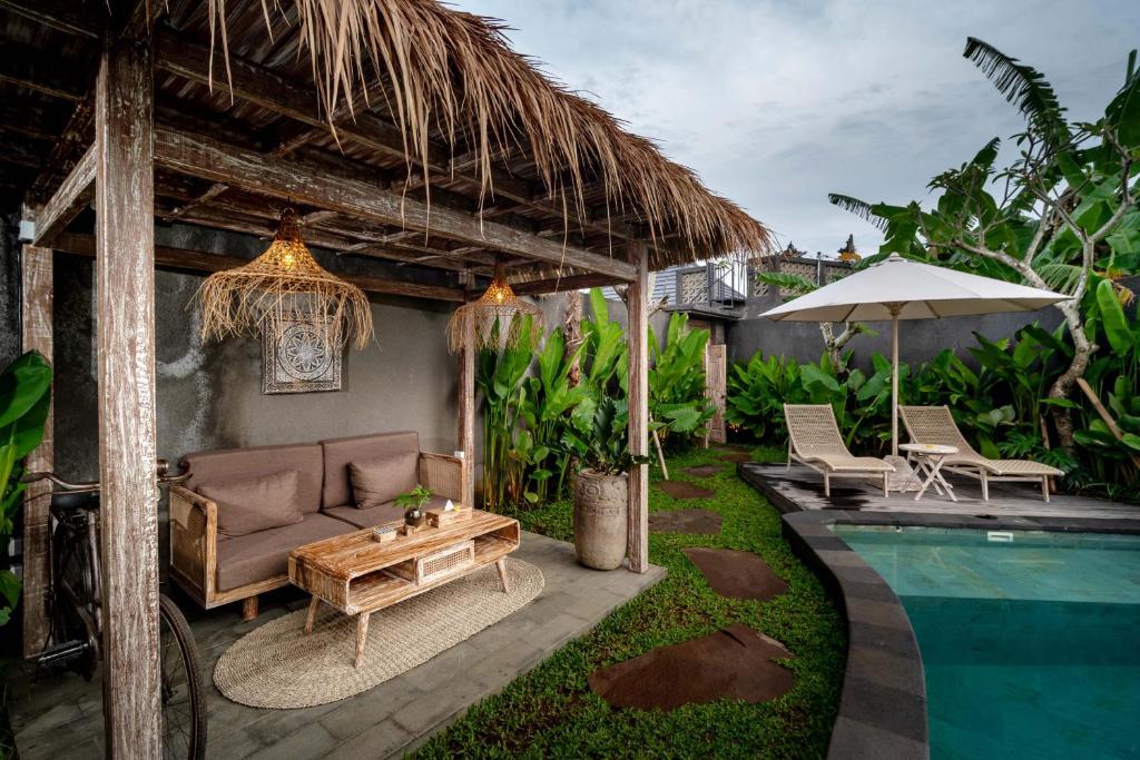 Bazén v ubytování The Macaw Ubud Green Uma Villa nebo v jeho okolí