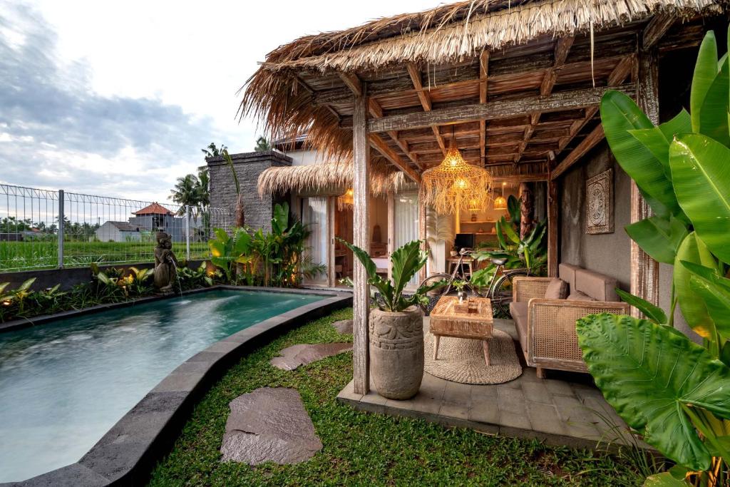 Bazén v ubytování The Macaw Ubud Green Uma Villa nebo v jeho okolí