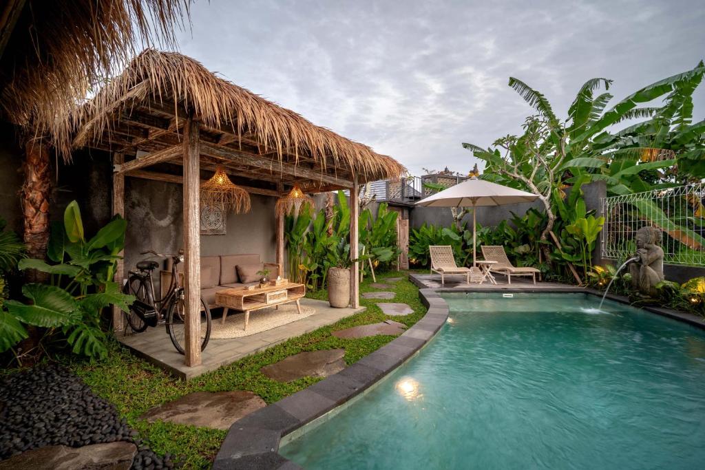 Bazén v ubytování The Macaw Ubud Green Uma Villa nebo v jeho okolí