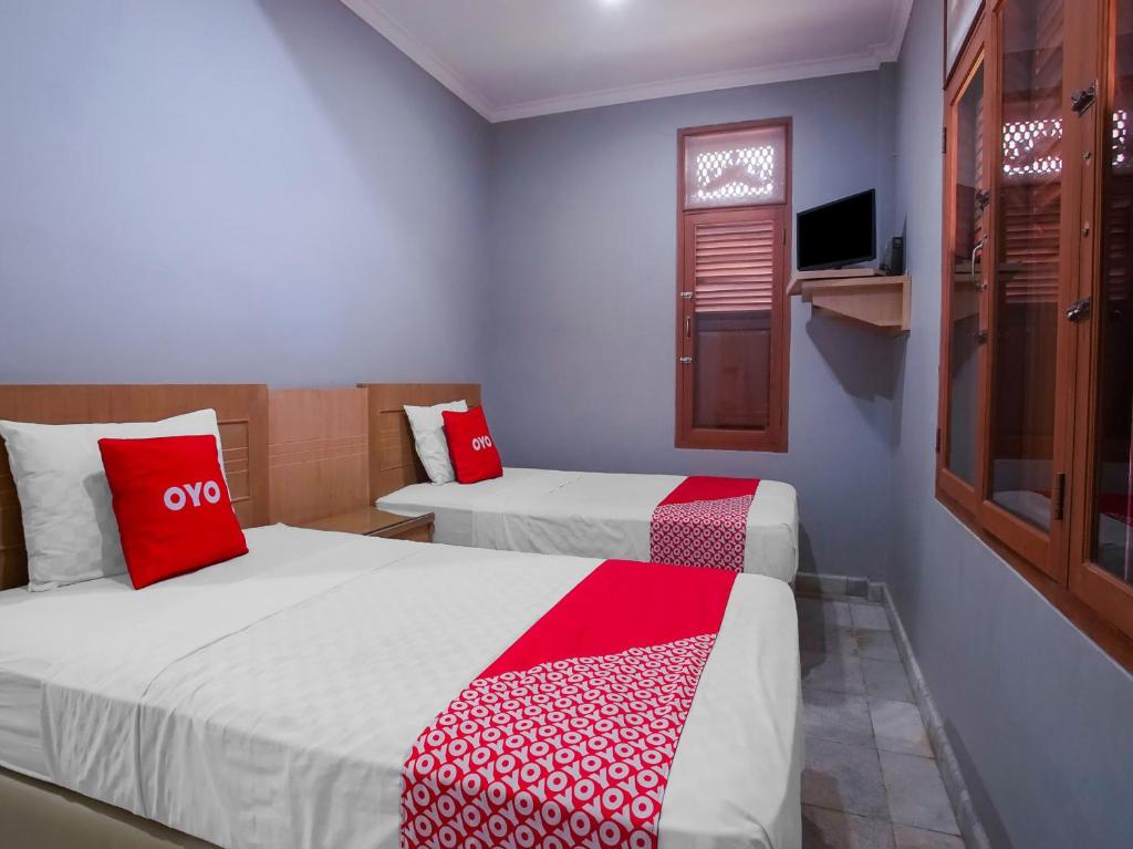 Postel nebo postele na pokoji v ubytování Collection O 89999 Hotel Bumi Kedaton Resort