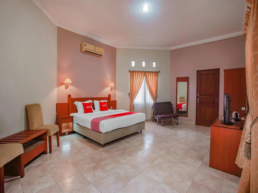 Postel nebo postele na pokoji v ubytování Collection O 89999 Hotel Bumi Kedaton Resort