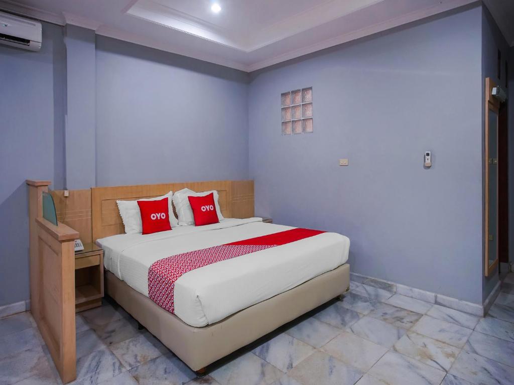 Postel nebo postele na pokoji v ubytování Collection O 89999 Hotel Bumi Kedaton Resort