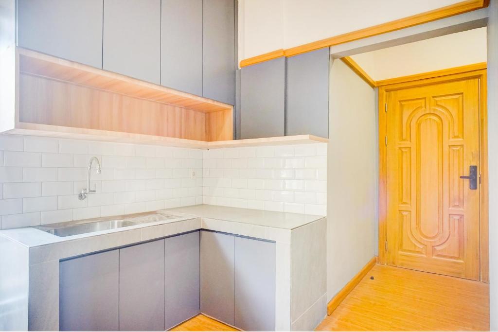 Kuchyň nebo kuchyňský kout v ubytování SUPER OYO 93064 Alhesa Residence