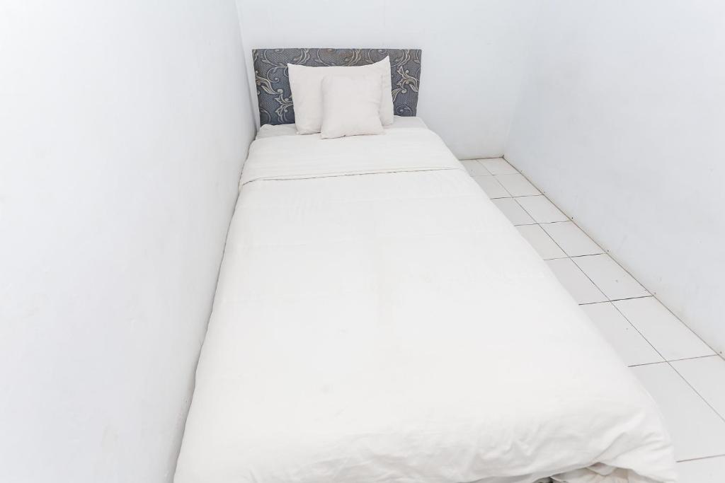 Postel nebo postele na pokoji v ubytování SPOT ON 93515 Pulo Gebang Guest House