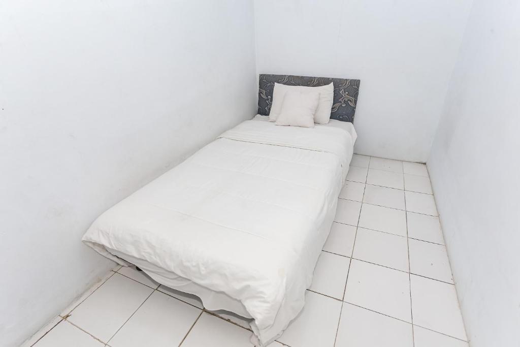 Postel nebo postele na pokoji v ubytování SPOT ON 93515 Pulo Gebang Guest House