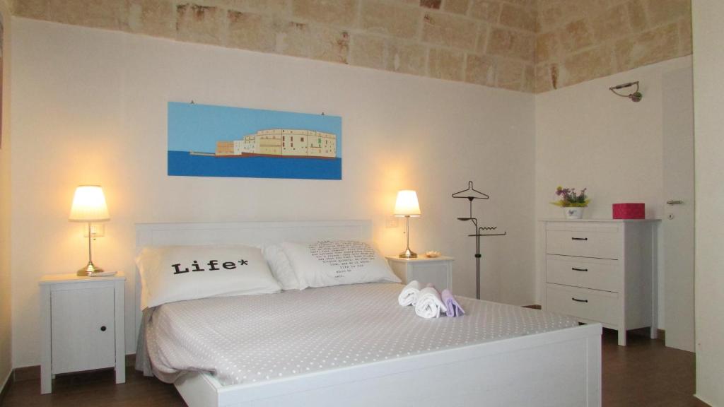 モノーポリにあるCasa del Borgoのベッドルーム(白いベッド1台、ランプ2つ付)