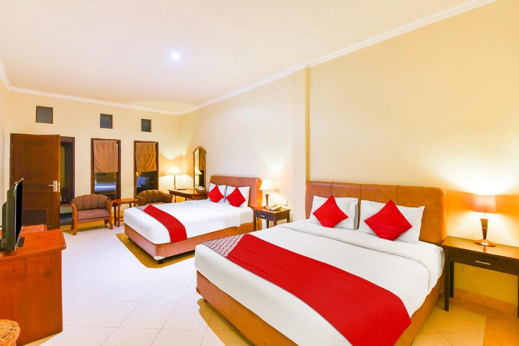 Postel nebo postele na pokoji v ubytování Super OYO Townhouse Oak Maxi Hotel Legian