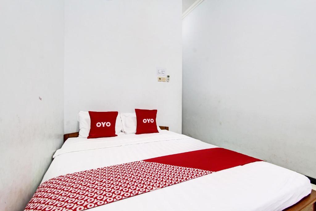 Postel nebo postele na pokoji v ubytování Super OYO 91748 Wisma Pkpri Purworejo