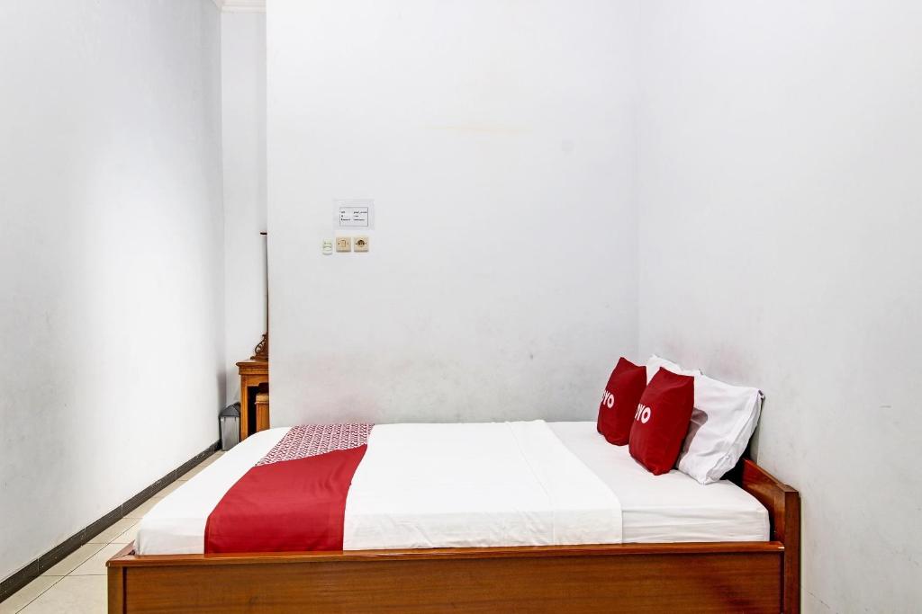 Postel nebo postele na pokoji v ubytování Super OYO 91748 Wisma Pkpri Purworejo