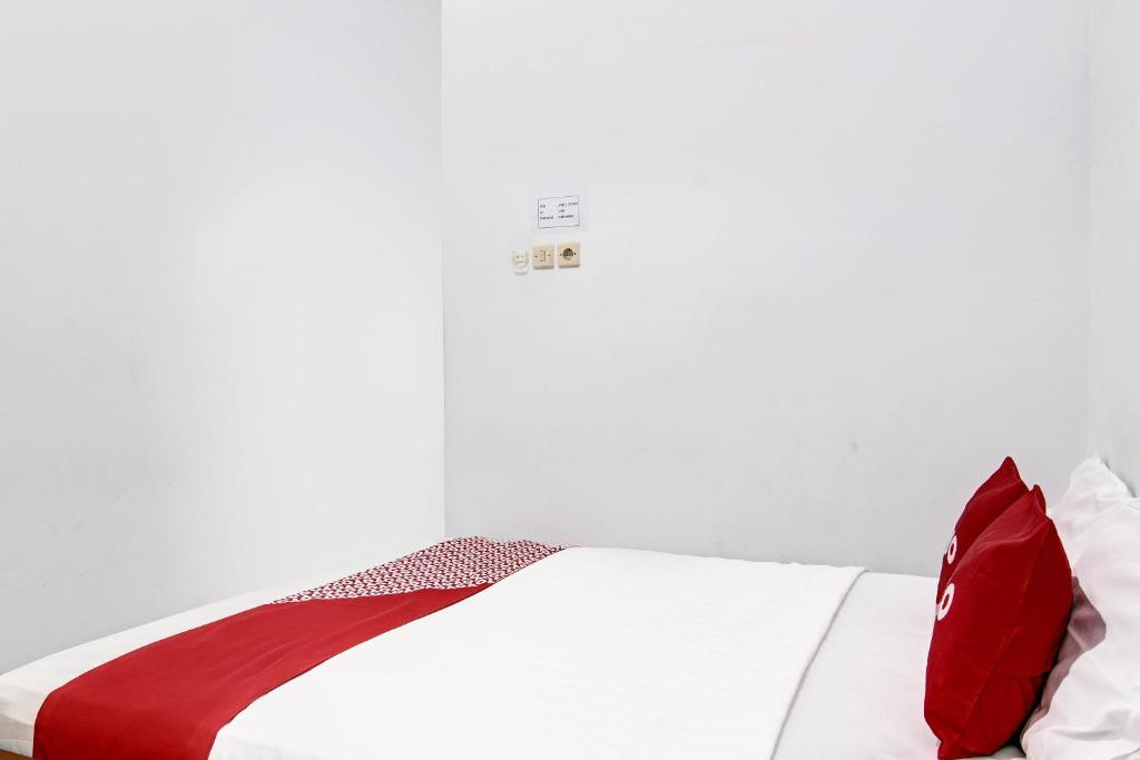 Postel nebo postele na pokoji v ubytování Super OYO 91748 Wisma Pkpri Purworejo
