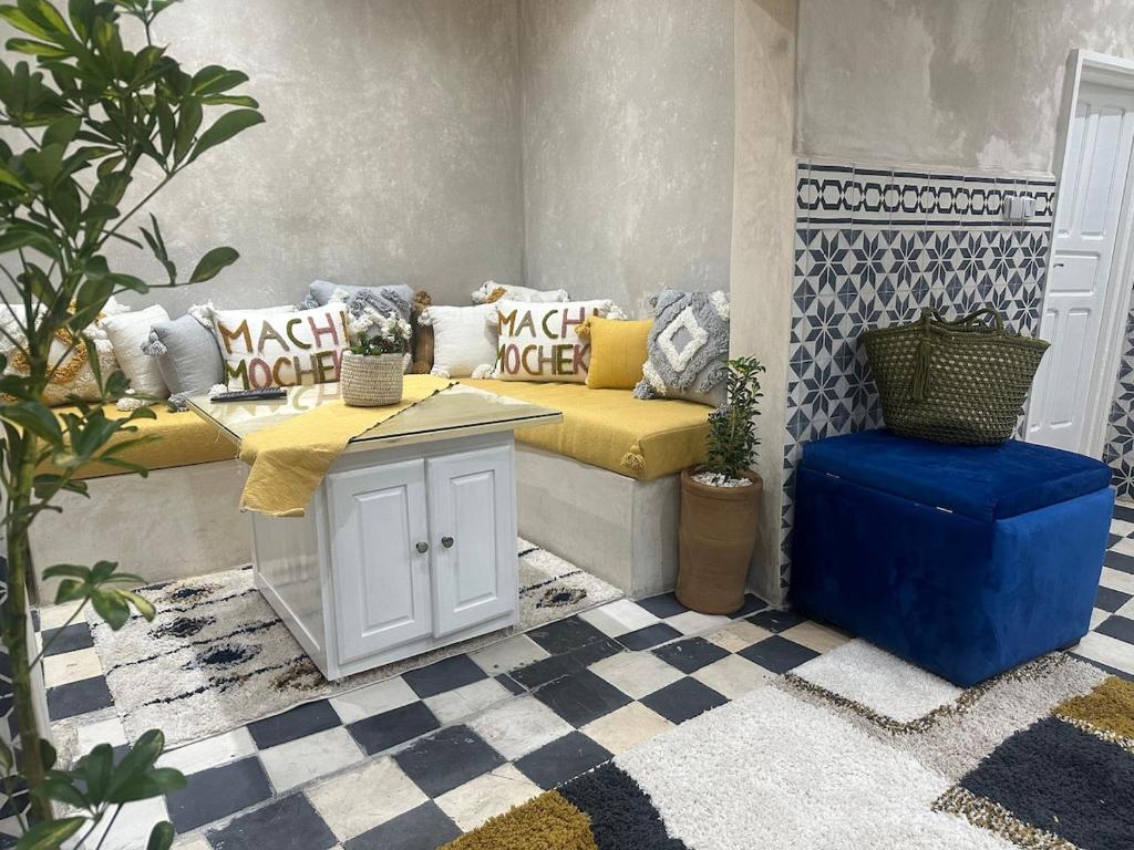 Una habitación con un sofá con almohadas. en Mini Style Riad in the heart of the Medina, en Essaouira