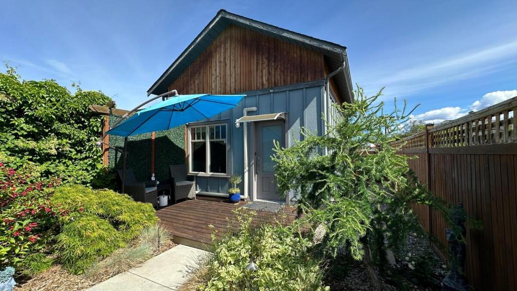 Gambar di galeri bagi Penticton Getaway Carriage House - Great Location! Private! di Penticton