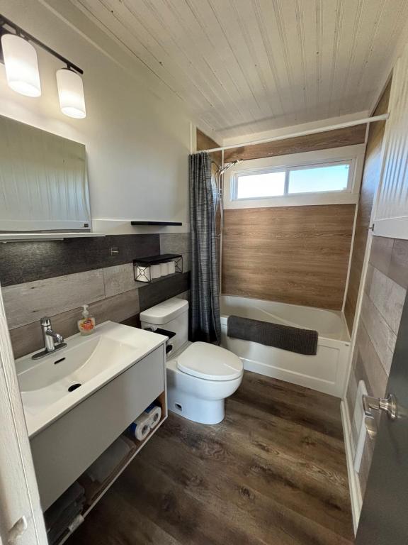 Koupelna v ubytování Newly Renovated Confederation Bridge View Cottages