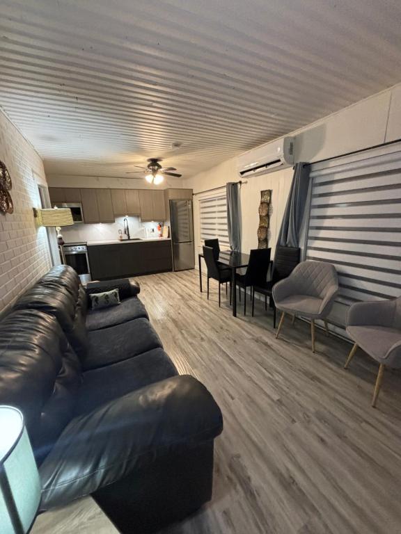 Posezení v ubytování Newly Renovated Confederation Bridge View Cottages