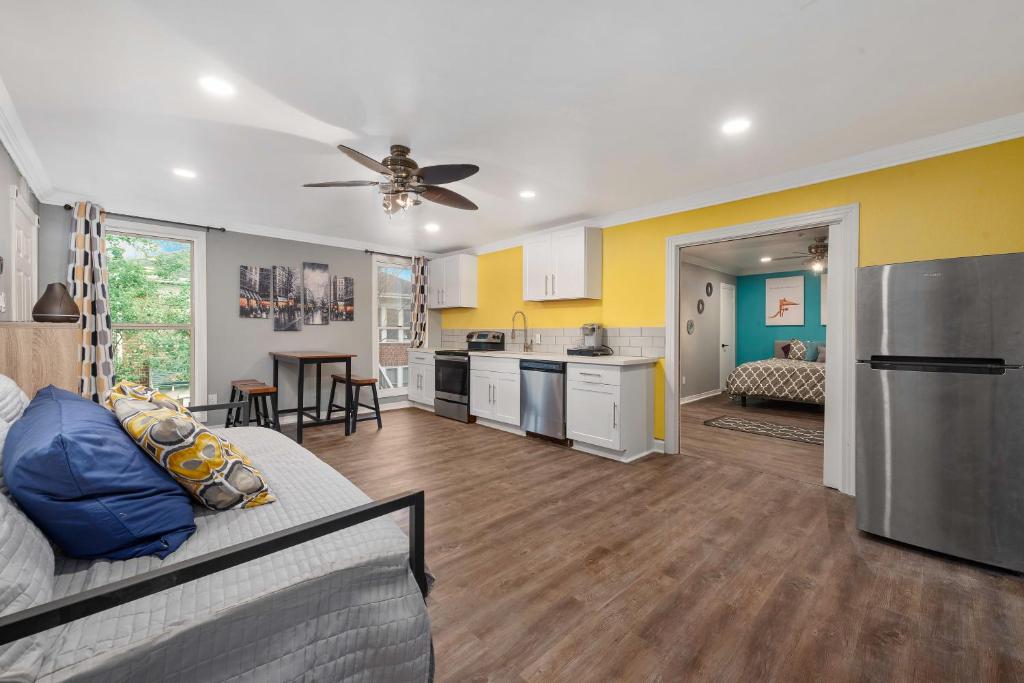 ヒューストンにあるCozy & Spacious 1BR in Montrose Walk to Top Attractionsのキッチン、リビングルーム(ソファ付)