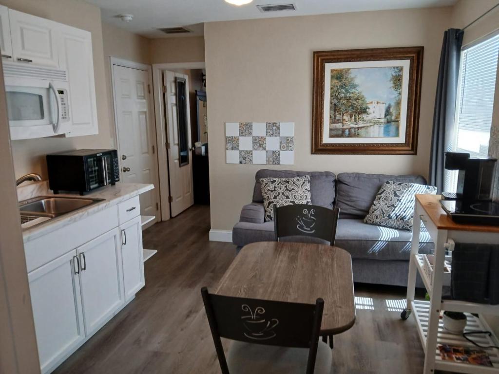 Kuchyň nebo kuchyňský kout v ubytování The Orchard Suite of Sebring