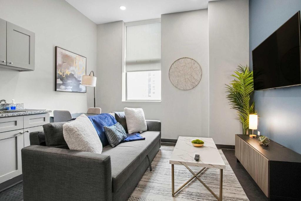 CozySuites Modern 1BR in Downtown Pitts 9電視和／或娛樂中心
