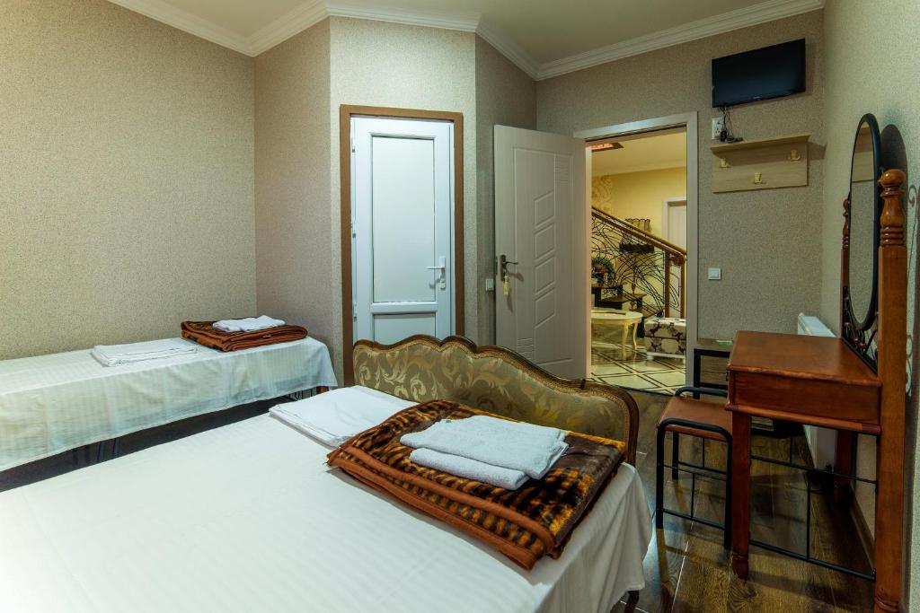 Postel nebo postele na pokoji v ubytování HOTEL GUGLUX &WINE CELLAR