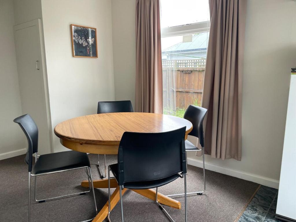 Attached Units on Madras! Unit A - Resim 11