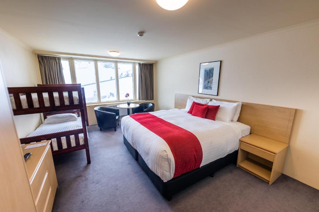 Кровать или кровати в номере The Perisher Valley Hotel