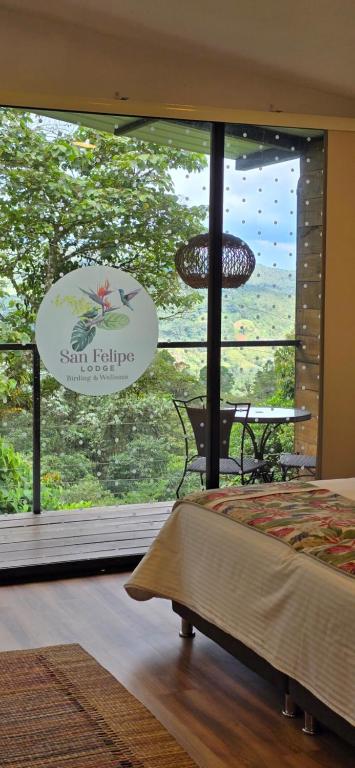 Postel nebo postele na pokoji v ubytování San Felipe Lodge. Birding and Wellness