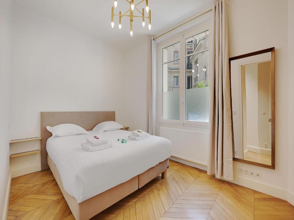 une chambre avec un lit blanc et une fenêtre dans l'établissement Superb apartment with terrace 2BR 4P Trocadero, à Paris