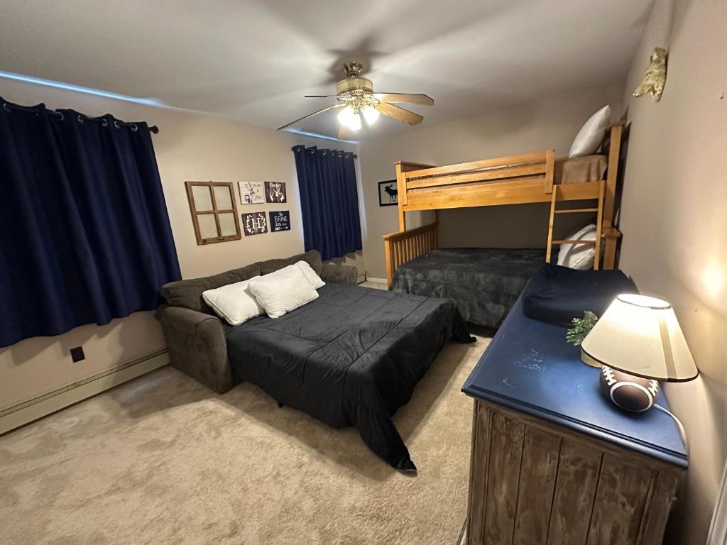 En eller flere senge i et værelse på Spacious Family Friendly Backyard Retreat