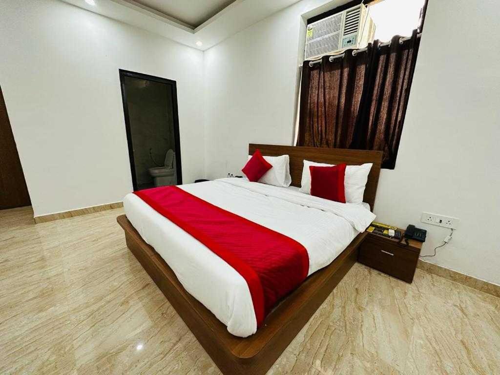 Postel nebo postele na pokoji v ubytování Hotel O Naveen Residancy