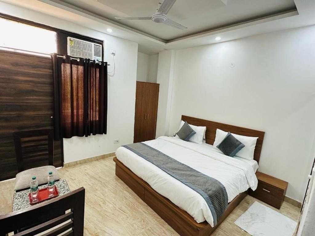 Postel nebo postele na pokoji v ubytování Hotel O Naveen Residancy