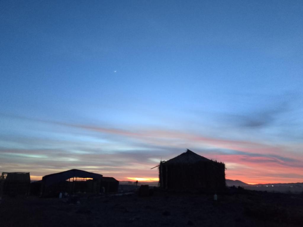 Východ nebo západ slunce při pohledu z luxury tent nebo okolí